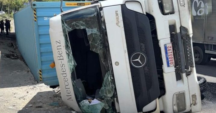 Motorista ferid0 sai da carreta pelo vidro da cabine em Manaus