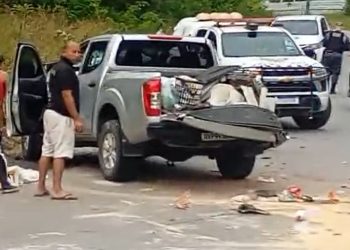Vídeo mostra como ficaram caminhão e picape após acidente na AM-010 neste sábado