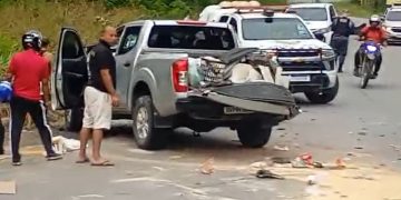 Vídeo mostra como ficaram caminhão e picape após acidente na AM-010 neste sábado
