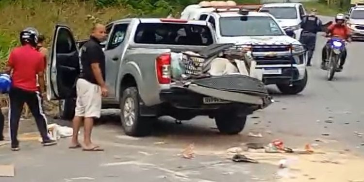 Vídeo mostra como ficaram caminhão e picape após acidente na AM-010 neste sábado
