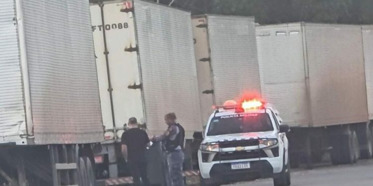 C0rp0 de jovem com o crâni0 fraturad0 é encontrado em meio a veículos pesados no Distrito Industrial
