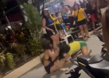 Vídeo: Mulheres ‘encachaçadas’ disputam o mesmo homem na p0rrad@ em praça de Itacoatiara