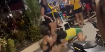 Vídeo: Mulheres ‘encachaçadas’ disputam o mesmo homem na p0rrad@ em praça de Itacoatiara