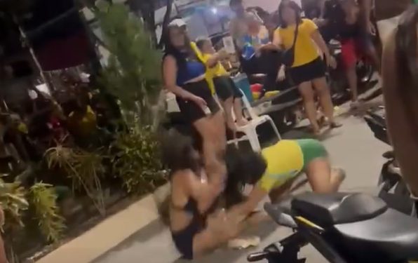 Vídeo: Mulheres ‘encachaçadas’ disputam o mesmo homem na p0rrad@ em praça de Itacoatiara