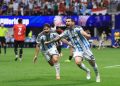 Messi ensina como se joga futebol e comanda virada da Argentina na Copa