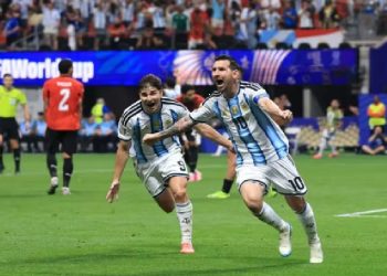 Messi ensina como se joga futebol e comanda virada da Argentina na Copa