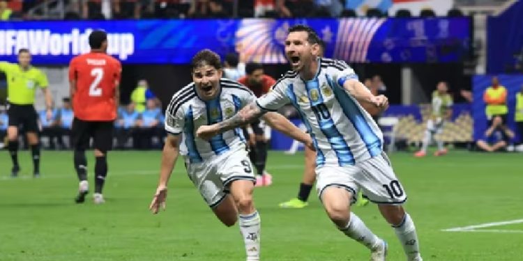 Messi ensina como se joga futebol e comanda virada da Argentina na Copa