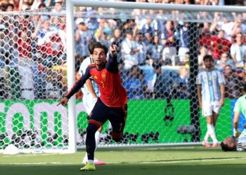 Argentina chora e assiste Espanha comemorar segundo título da Copa do Mundo
