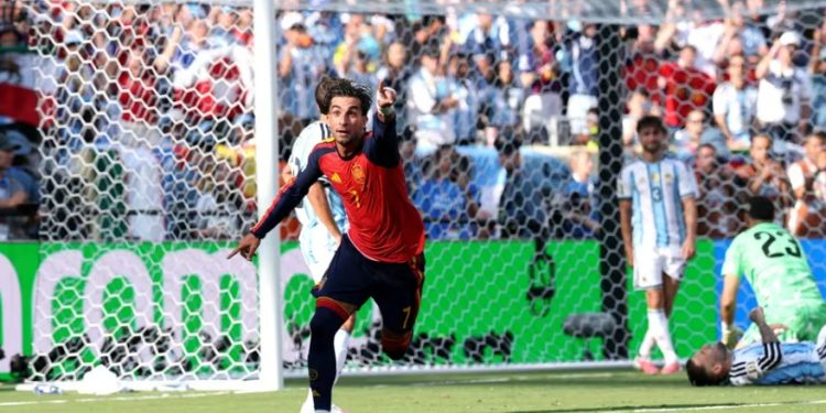 Argentina chora e assiste Espanha comemorar segundo título da Copa do Mundo