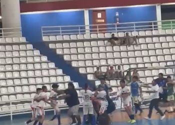 Vídeo: jogadores de futsal trocam a bola e os dribles por p0rrada em Manaus 