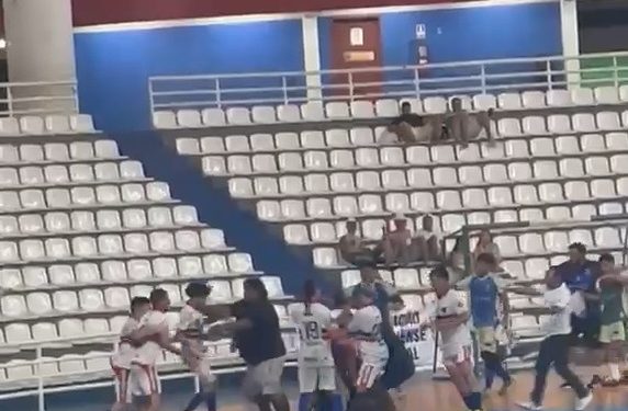 Vídeo: jogadores de futsal trocam a bola e os dribles por p0rrada em Manaus