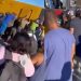 Vídeo urgente: “amarelinho” tomba na Autaz, deixa ferid0s e povo se revolta com motorista