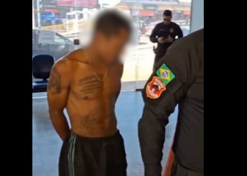 Homem é pres0 e agr3did0 por populares após arr0mbar igreja na Zona Centro-Sul de Manaus