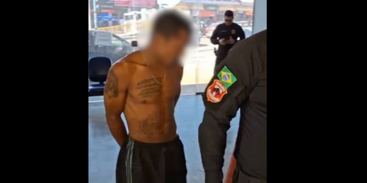 Homem é pres0 e agr3did0 por populares após arr0mbar igreja na Zona Centro-Sul de Manaus