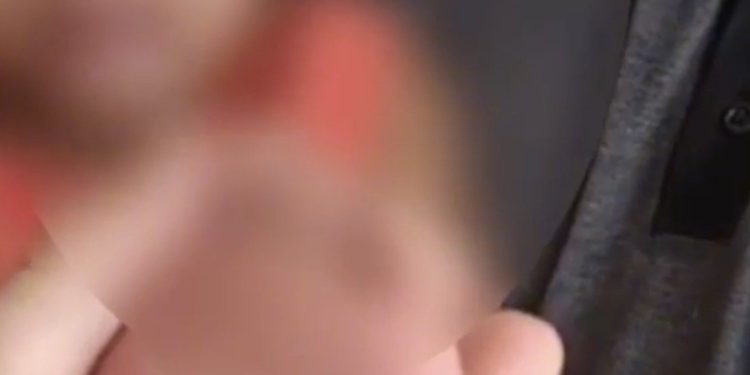 Bebê de 1 ano é achado em Manaus com os pés queimad0s e sozinho na rua