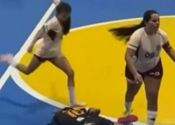 Vídeo forte: jogadora dá dois bicos na cabeça da adversária durante jogo de futsal