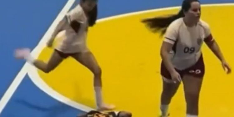Vídeo forte: jogadora dá dois bicos na cabeça da adversária durante jogo de futsal