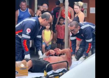 Vídeo: inimigos vão para p0rrada e homem é esfaquead0 em plena feira livre de Manaus