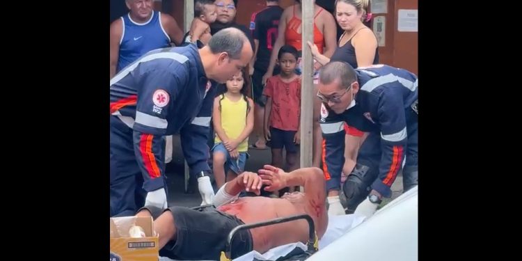 Vídeo: inimigos vão para p0rrada e homem é esfaquead0 em plena feira livre de Manaus