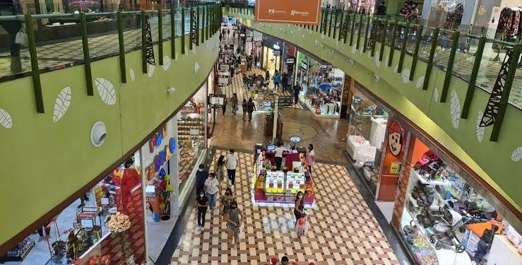 Justiça condena Manauara Shopping a indenizar funcionário de loja assaltad0 na praça de alimentação