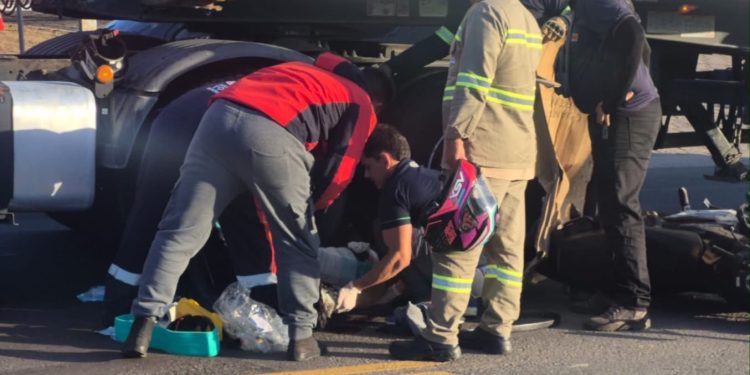 Motociclista tem pernas pr3nsadas por carreta em ac1dente grave na Zona Sul de Manaus