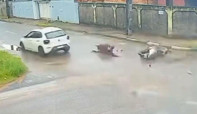 Vídeo mostra motorista atingindo motociclista grávida e não prestando s0c0rro em Manaus; veja