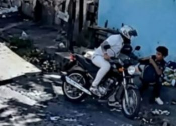 Vídeo mostra jovem estudante sendo assaltad0 em Manaus