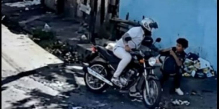 Vídeo mostra jovem estudante sendo assaltad0 em Manaus