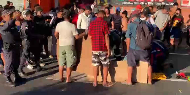 Vídeo: passageira cai da moto por aplicativo perto do T1 e tem feriment0 grave na cabeça em Manaus