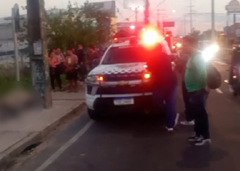 Vídeo: Motociclista em alta velocidade atr0pela pedestre na faixa, b@te em poste e m0rre na Zona Leste de Manaus