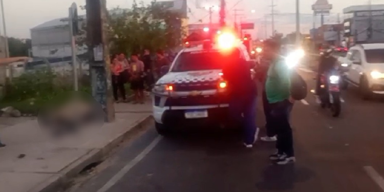 Vídeo: Motociclista em alta velocidade atr0pela pedestre na faixa, b@te em poste e m0rre na Zona Leste de Manaus
