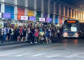 Vídeo: Suspeito de r0ub0 no T2 leva ‘carinho’ de passageiros