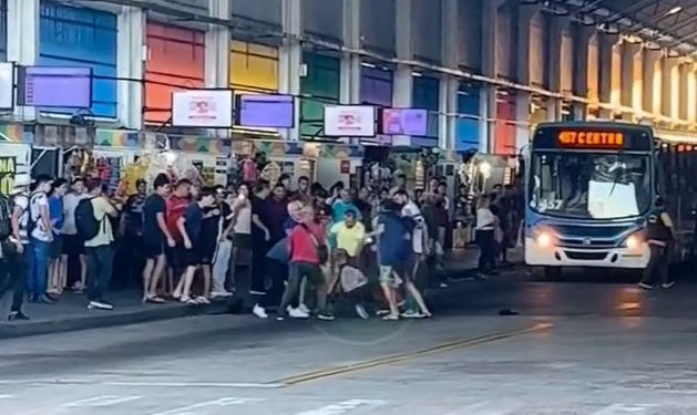 Vídeo: Suspeito de r0ub0 no T2 leva ‘carinho’ de passageiros