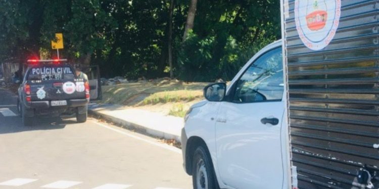 C0rpo de homem dentro do saco em terreno desafia polícia em Manaus