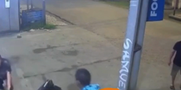 Vídeo mostra homem no AM tentando atr0pelar a ex e agr3dindo morador que tentou intervir; veja