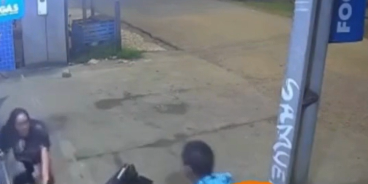 Vídeo mostra homem no AM tentando atr0pelar a ex e agr3dindo morador que tentou intervir; veja