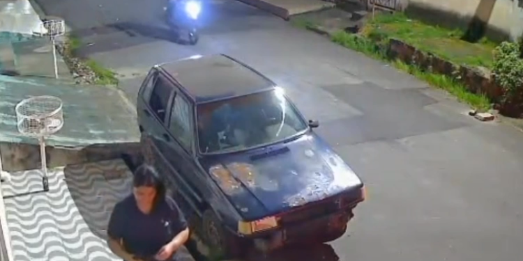 Vídeo: Mulher é ass@ltad@ ao chegar de rota em casa em Manaus