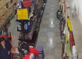 Vídeo: Dupla arm@da r0uba mais de R$ 40 mil de comércio em Maués