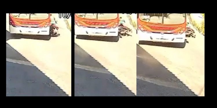 Vídeo de perig0: motoqueiro parado na rua é atr0pelado por ônibus em Manaus