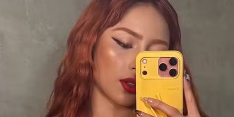 Ruivinha de Marte provoca fãs de biquini com antes e depois; veja fotos