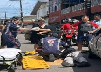 Motoqueiro é arremessad0 ao chão e não consegue mais se levantar após colisão em Manaus