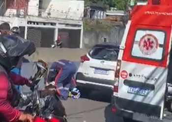 Vídeo: motoqueiro fica ferid0 após queda na avenida Darcy Vargas