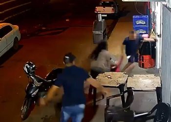 Homem é pego e e$pancad0 após tentar s3questrar menina de 4 anos em comércio