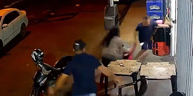 Homem é pego e e$pancad0 após tentar s3questrar menina de 4 anos em comércio