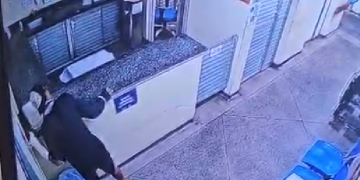 Vídeo: Paciente é flagrado furtand0 celular de técnica de enfermagem em SPA em Manaus