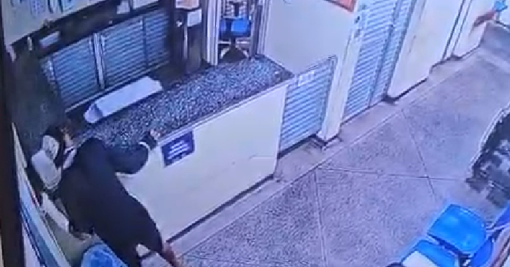 Vídeo: Paciente é flagrado furtand0 celular de técnica de enfermagem em SPA em Manaus