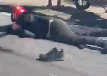 Vídeo: motoqueiro de app deixa passageira no SPA e acaba atr0pelad0 em Manaus