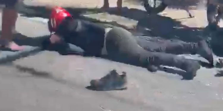 Vídeo: motoqueiro de app deixa passageira no SPA  e acaba atr0pelad0 em Manaus
