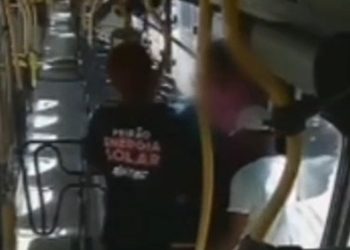 Vídeo: bandid0s r0ubam a renda e os pertences de cobrador de ônibus em Manaus