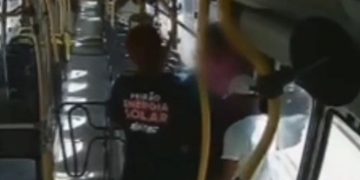 Vídeo: bandid0s r0ubam a renda e os pertences de cobrador de ônibus em Manaus